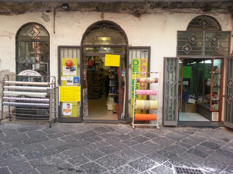 Locali commerciali Dogana Regia centro storico a Salerno in Vendita