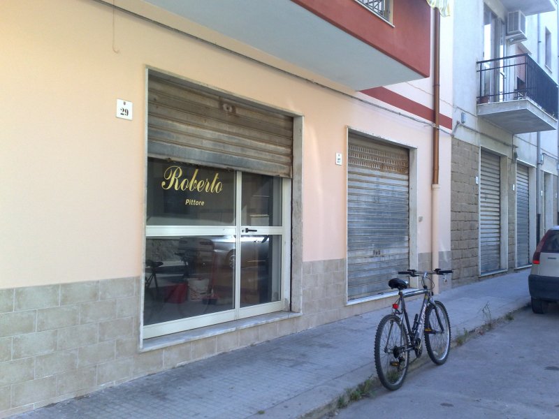 Locale commerciale con due vetrine fronte strada a Sassari in Vendita