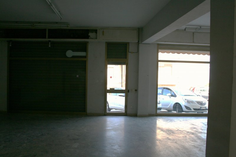 Locale uso commerciale con parcheggio a Ancona in Affitto