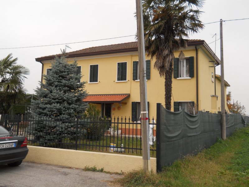 Villetta singola con 3 garage ad Adria a Rovigo in Vendita