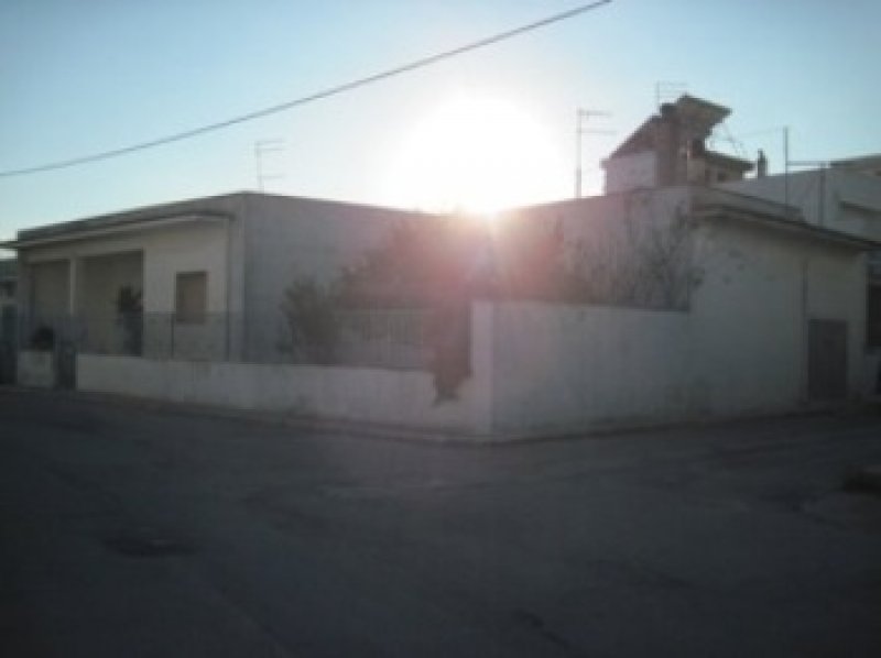 Villa ad angolo con fabbricato a Manduria a Taranto in Vendita