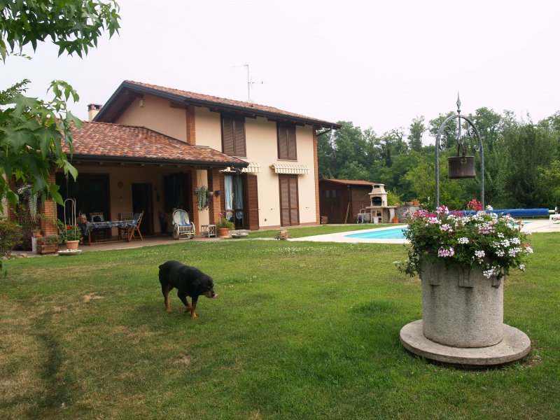Villa con piscina a Besozzo a Varese in Vendita