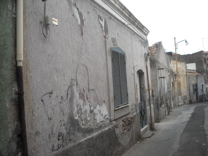 Zona Cibali soluzione da ristrutturare a Catania in Vendita