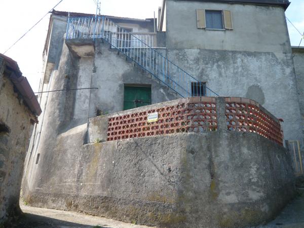 Terratetto con ampi terreni a Mulazzo a Massa-Carrara in Vendita
