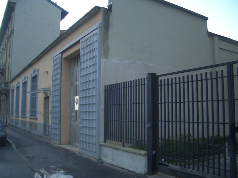 Immobile indipendente con uffici e magazzini a Milano in Vendita