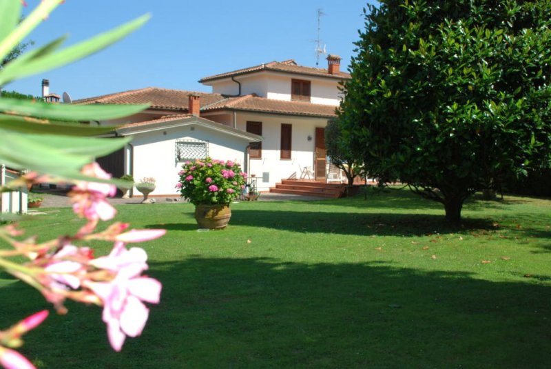 Villa con grande giardino Lucca San Filippo a Lucca in Vendita