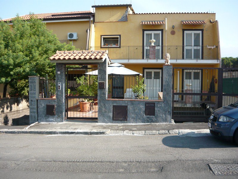 Villa signorile con garage e mansarda a Patern a Catania in Vendita