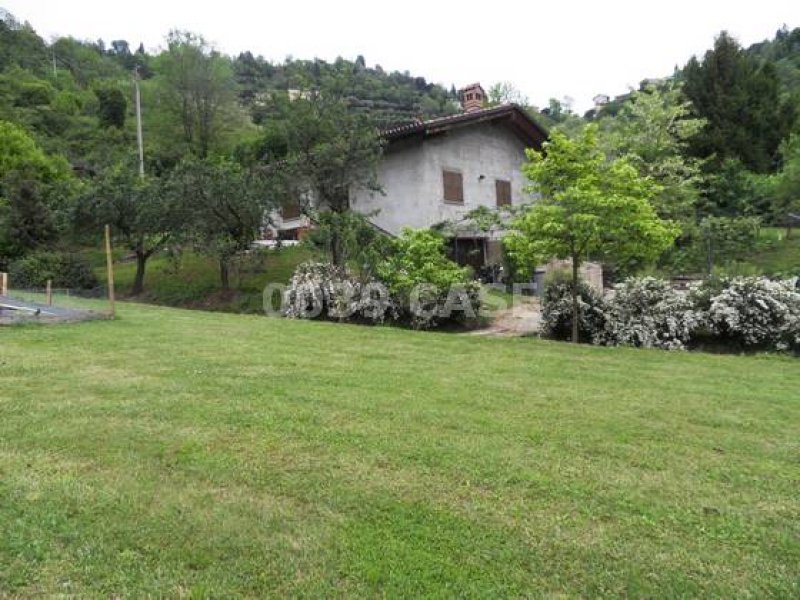 Villetta singola in zona verde a Bergamo in Vendita