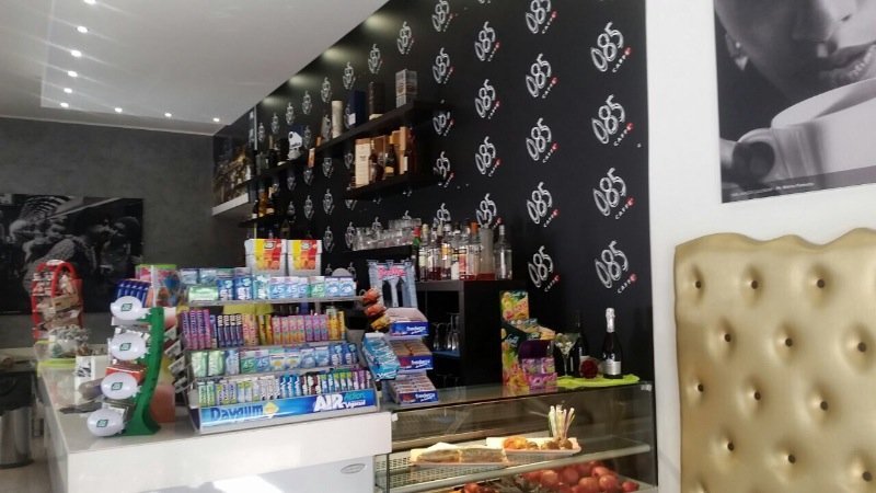 Bar in zona piena di negozi banche e uffici a Pescara in Vendita