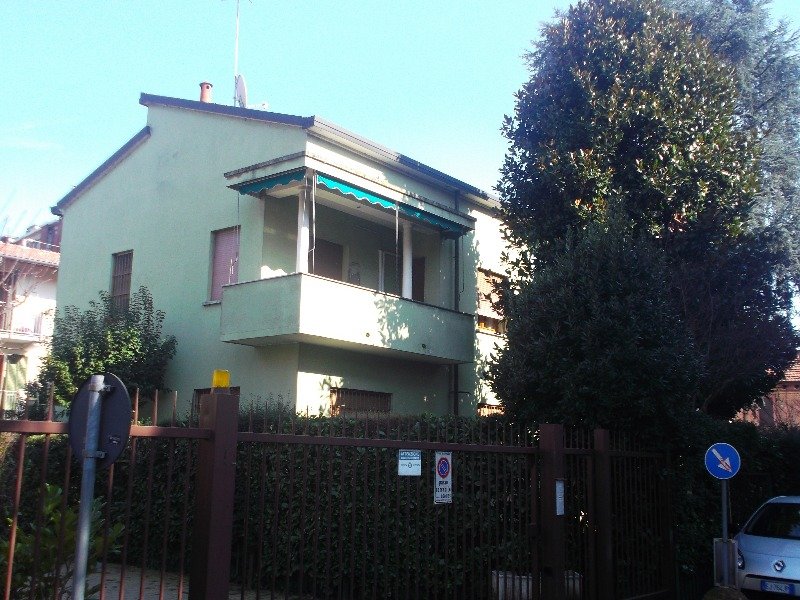 A Corsico villa a Milano in Vendita