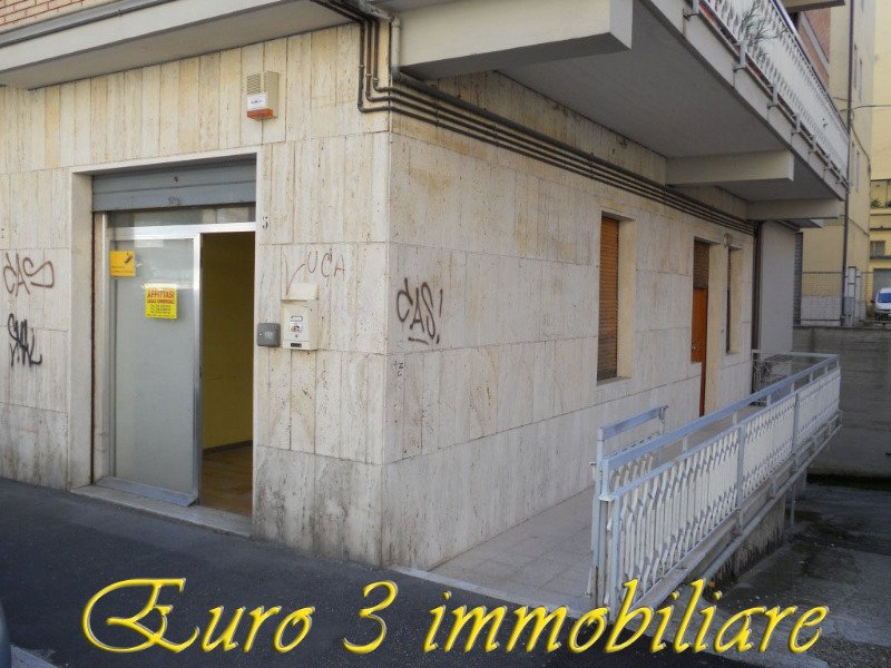 Porta Maggiore locale commerciale 25 mq a Ascoli Piceno in Affitto
