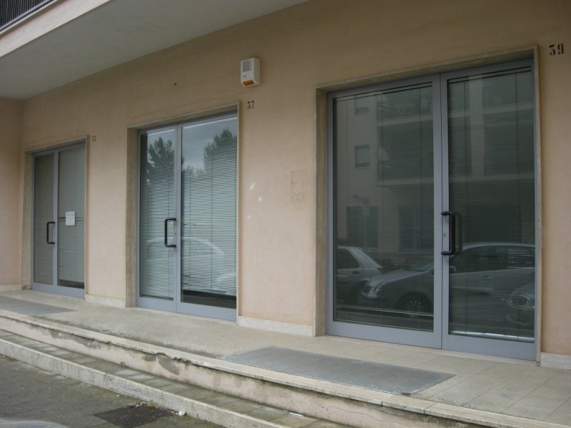 Locale commerciale con vetrine e internet a Matera in Affitto