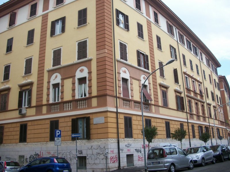Ufficio con ingresso indipendente a San Giovanni a Roma in Affitto