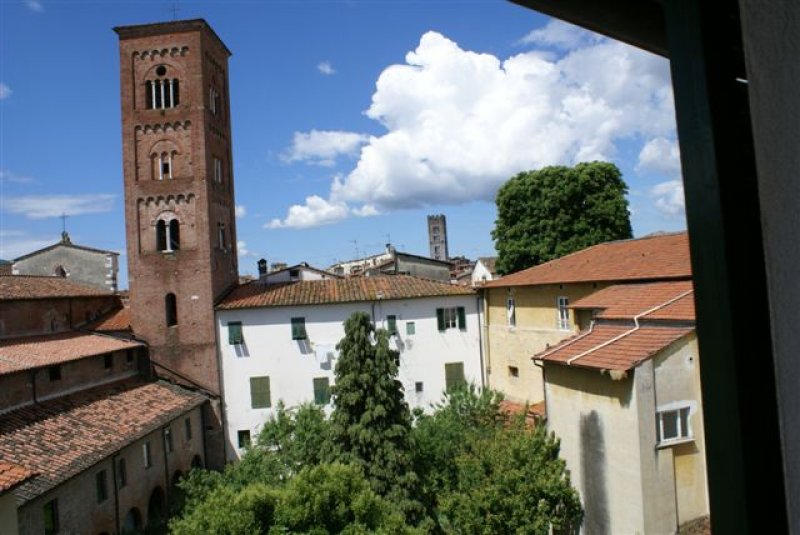 Mansarda con vista su torri del centro storico a Lucca in Vendita