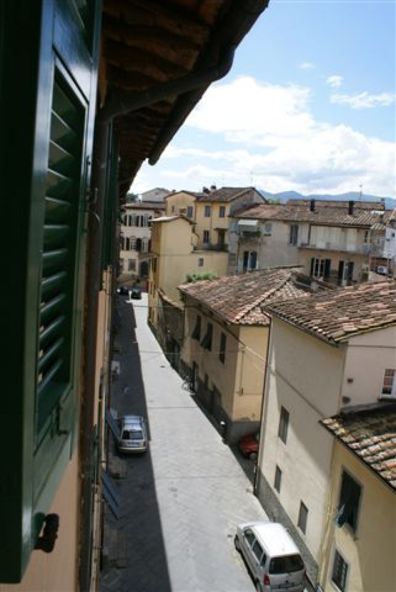 Mansarda con vista su torri del centro storico a Lucca in Vendita