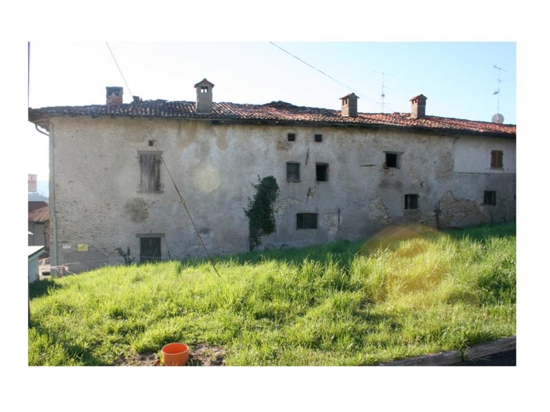 Rustico situato in zona collinare a Grassobbio a Bergamo in Vendita