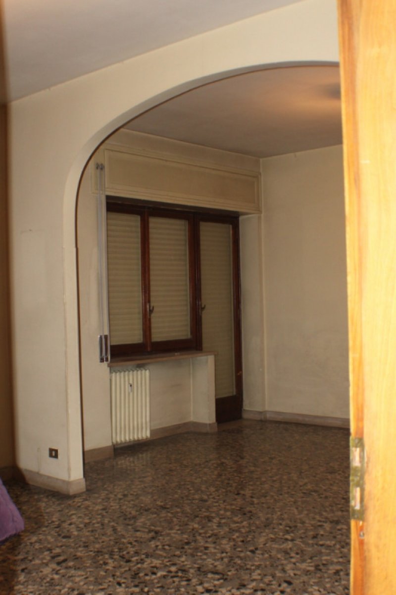 Appartamento con ascensore ottimo per ufficio a Alessandria in Affitto