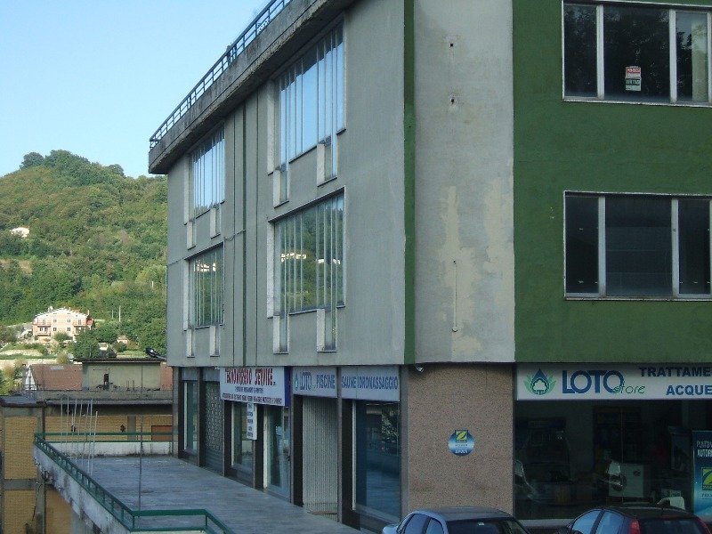 Locale commerciale con parcheggio ad Atripalda a Avellino in Affitto
