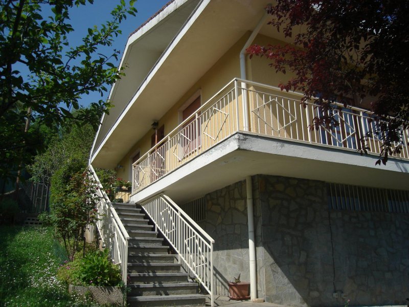 Villa con taverna e giardino a Pecetto Torinese a Torino in Vendita