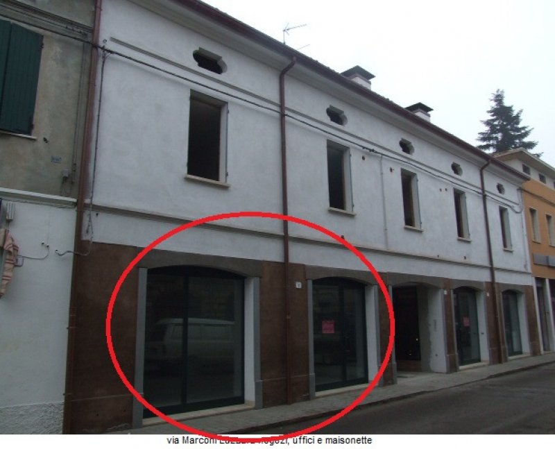 Negozio con vetrine a Luzzara a Reggio nell'Emilia in Affitto