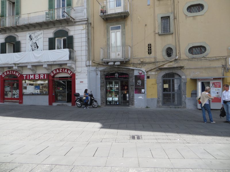 Locale commerciale zona piazza Dante Alighieri a Napoli in Affitto