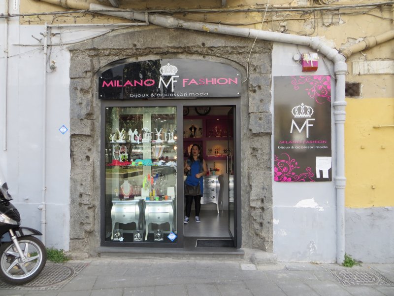 Locale commerciale zona piazza Dante Alighieri a Napoli in Affitto
