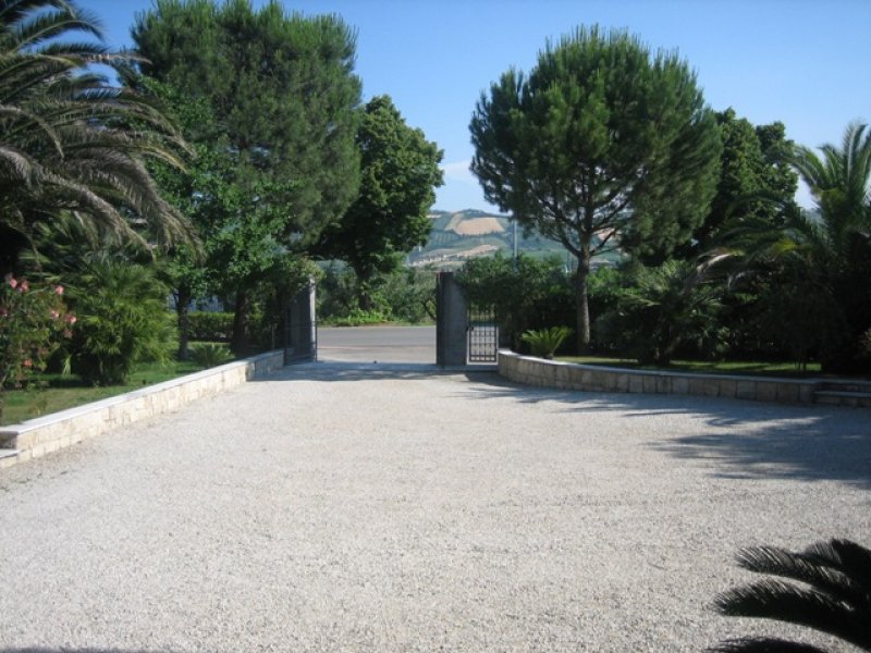 Villa antica immersa nel verde a Spinetoli a Ascoli Piceno in Vendita