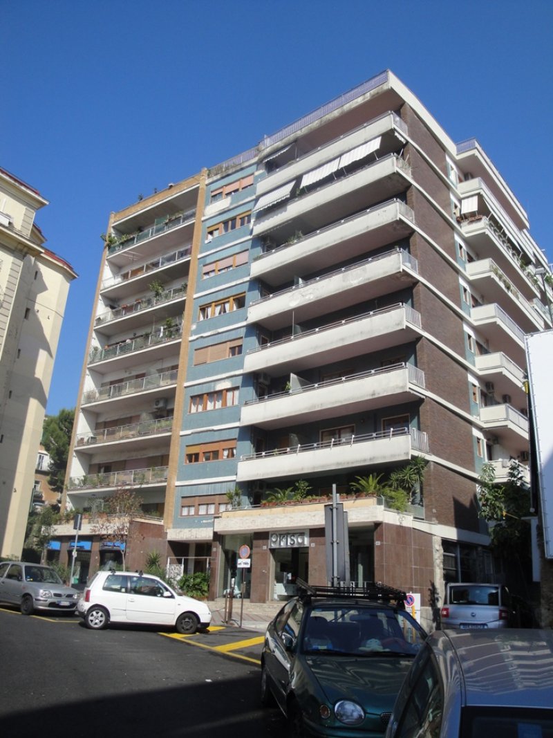 Appartamento con portiere a Napoli in Affitto