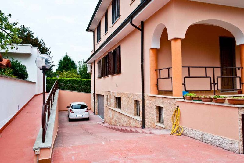 Villa bifamiliare nell'hinterland a Milano in Vendita