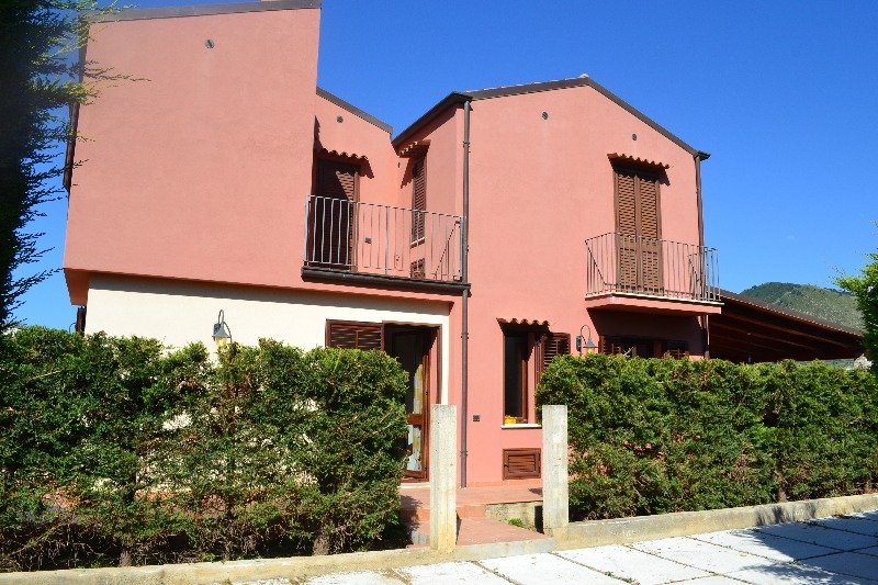 Villa al mare a Lascari a Palermo in Affitto