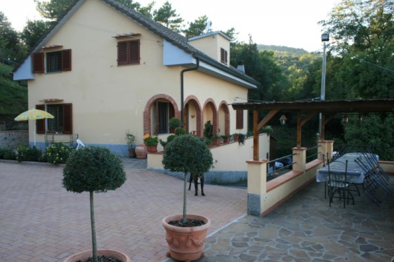 Villa sulle colline di Carmignano a Prato in Vendita