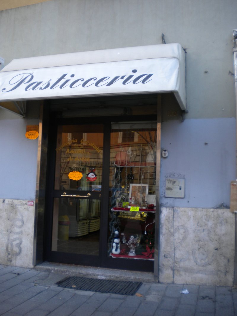 Locale commerciale attualmente pasticceria a Roma in Affitto