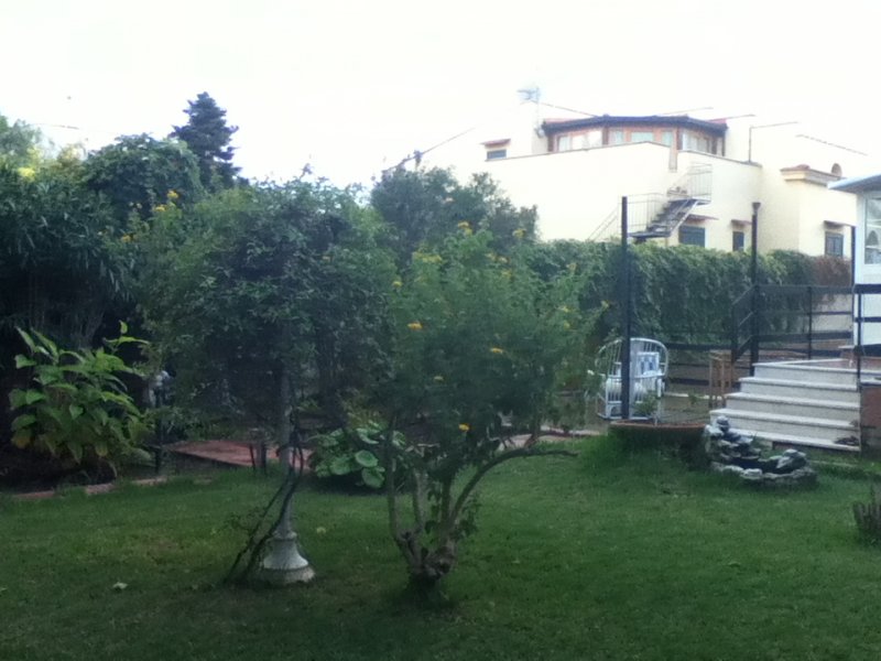 Villa con appartamenti a Mondello a Palermo in Vendita