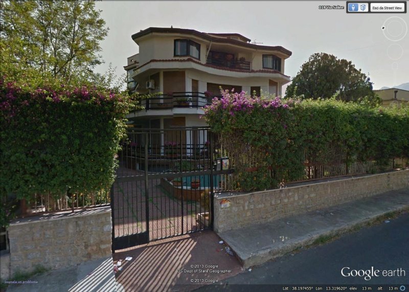 Villa con appartamenti a Mondello a Palermo in Vendita