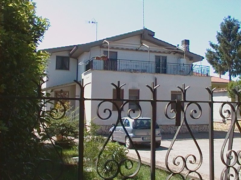 Piano superiore in villa a Palombara Sabina a Roma in Affitto