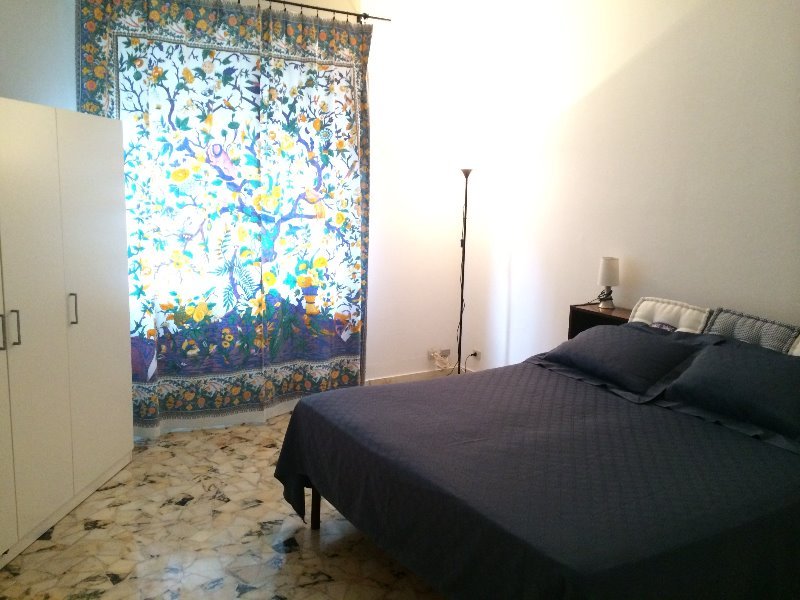 Camera doppia in ampio appartamento a Genova in Affitto