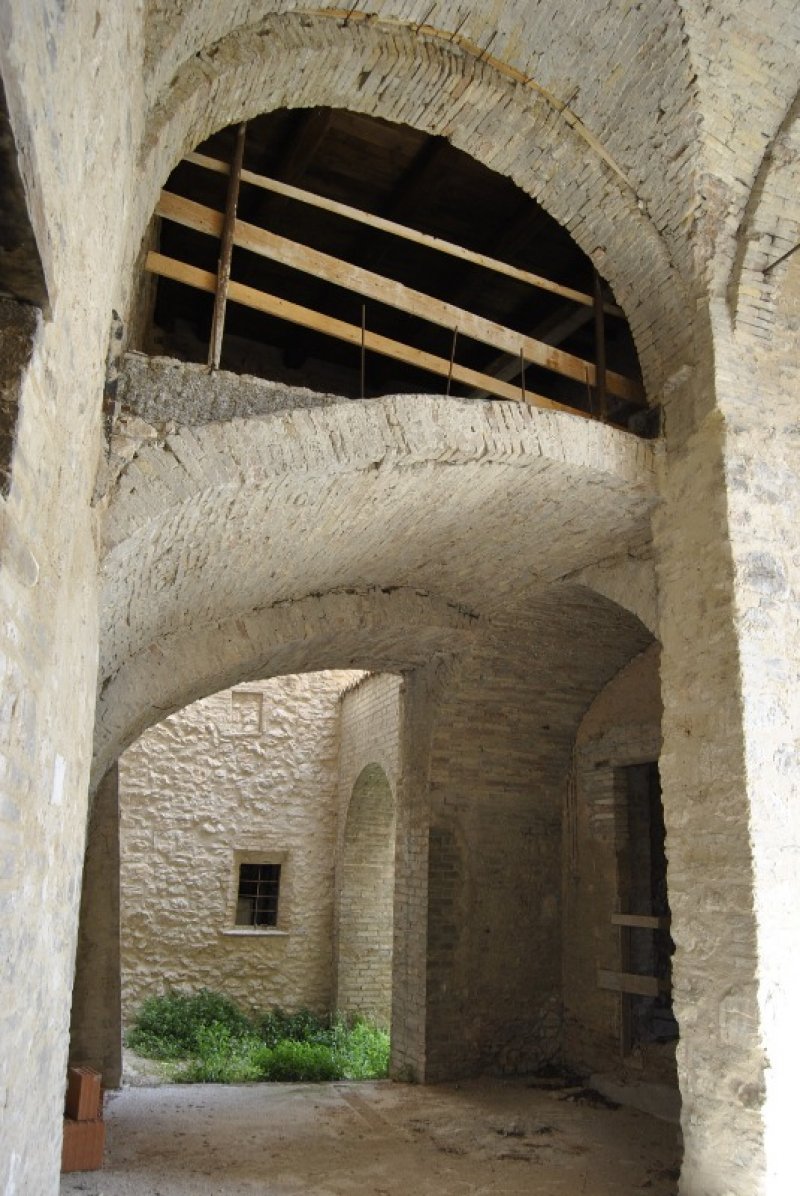 Antica torre completamente consolidata a Trevi a Perugia in Vendita