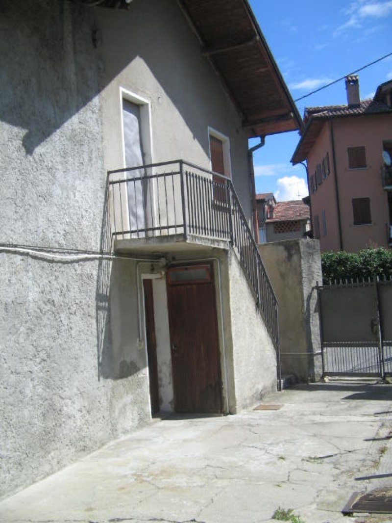 Casa a Porto Valtravaglia a Varese in Vendita