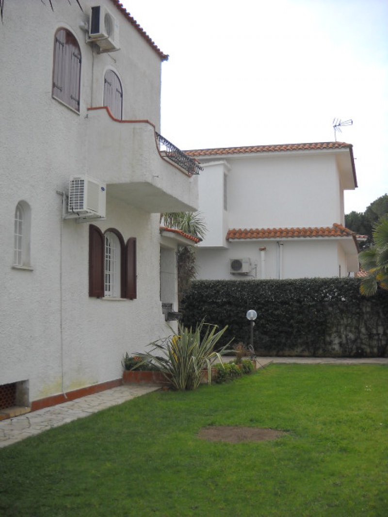 Villa a La Bussola a Latina in Affitto