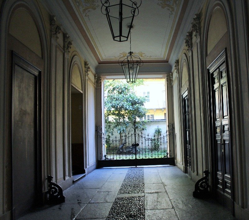 Monolocale mansardato in palazzo d'epoca a Torino in Affitto