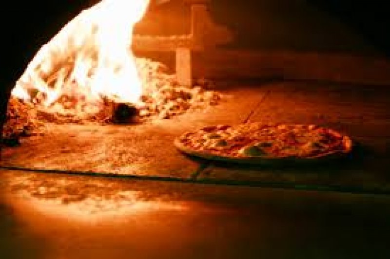 Pizzeria con forno a legna a Capannori a Lucca in Vendita