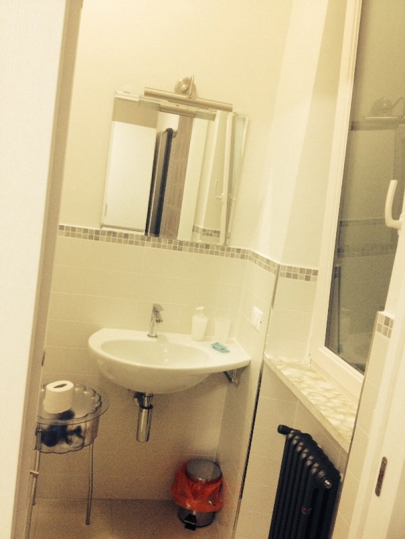 Camera con bagno privato zona Termini a Roma in Affitto