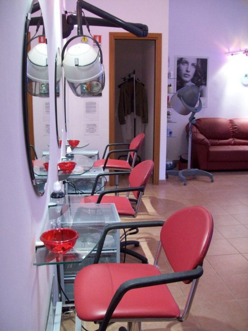Licenza avviamento salone di parrucchiere a Trieste in Vendita