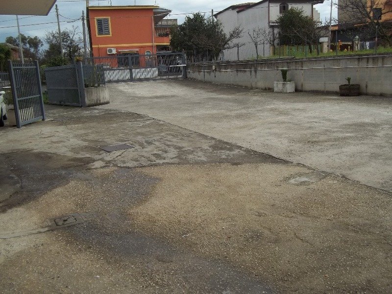 Locale commerciale uso deposito a Somma Vesuviana a Napoli in Affitto