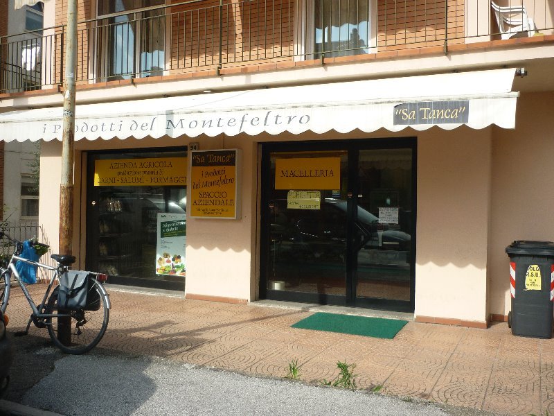 Quartiere Pantano locale commerciale a Pesaro e Urbino in Affitto