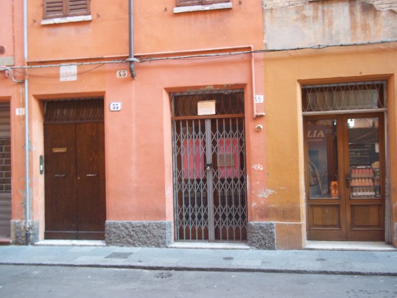 Negozio-ufficio centro storico Modena a Modena in Vendita