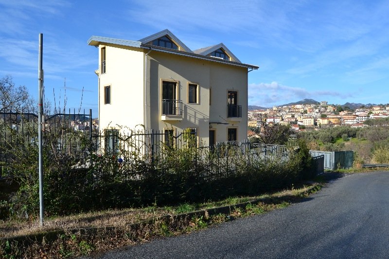 Villa a Simeri Crichi a Catanzaro in Vendita