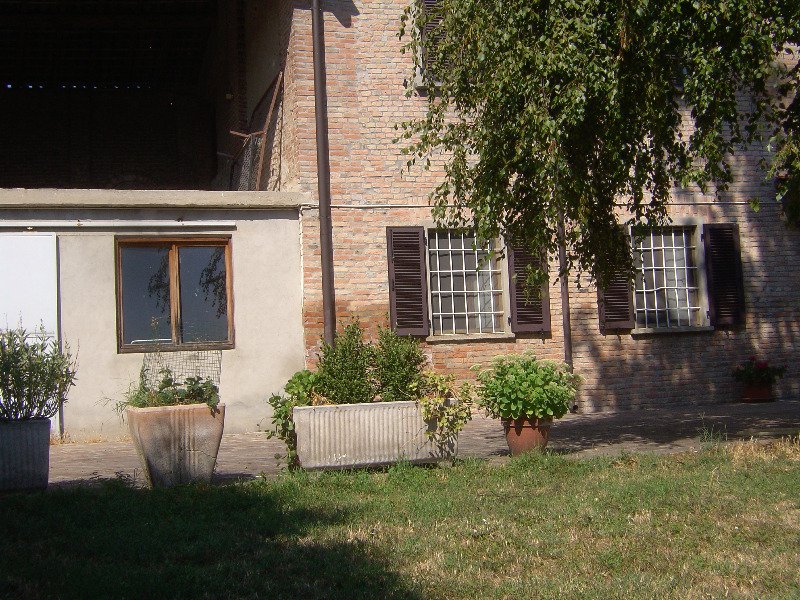 Casa in strada tra Lungavilla e Casteggio a Pavia in Vendita