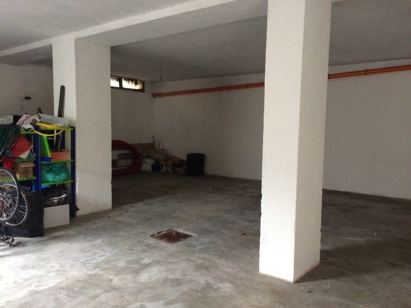Ampio garage per utilizzo deposito a Domodossola a Verbano-Cusio-Ossola in Affitto