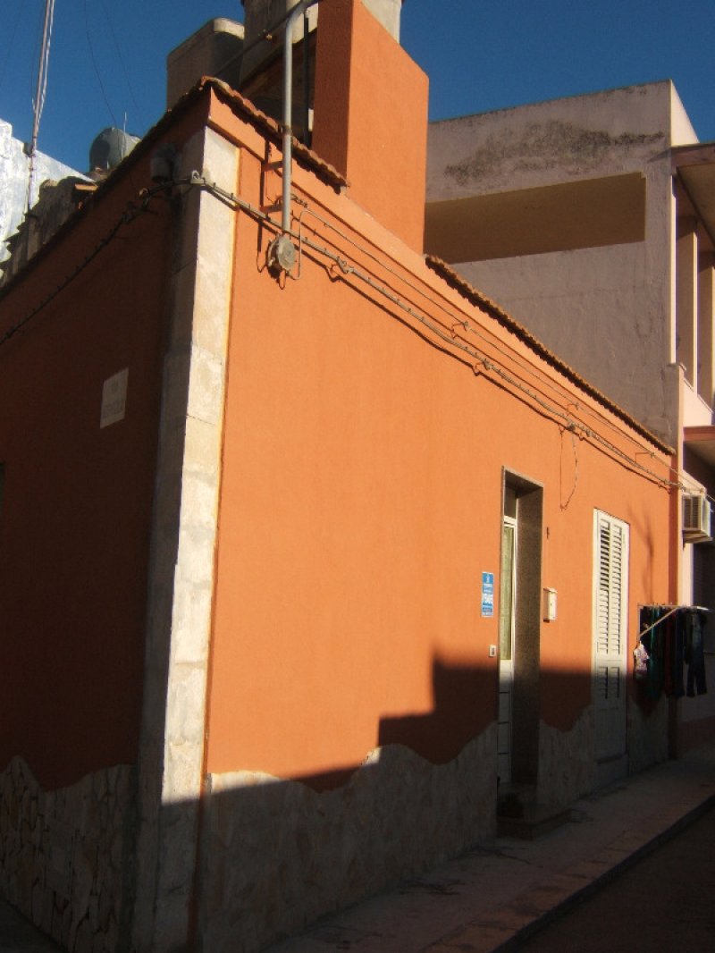 Casa con prospetto ad angolo zona chiesa madre a Ragusa in Vendita